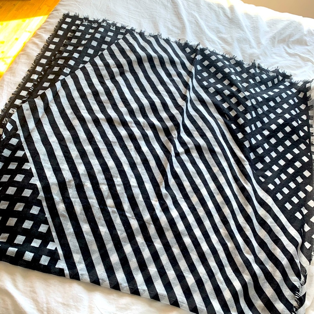 Black & White scarf // 2 designs in one scarf!